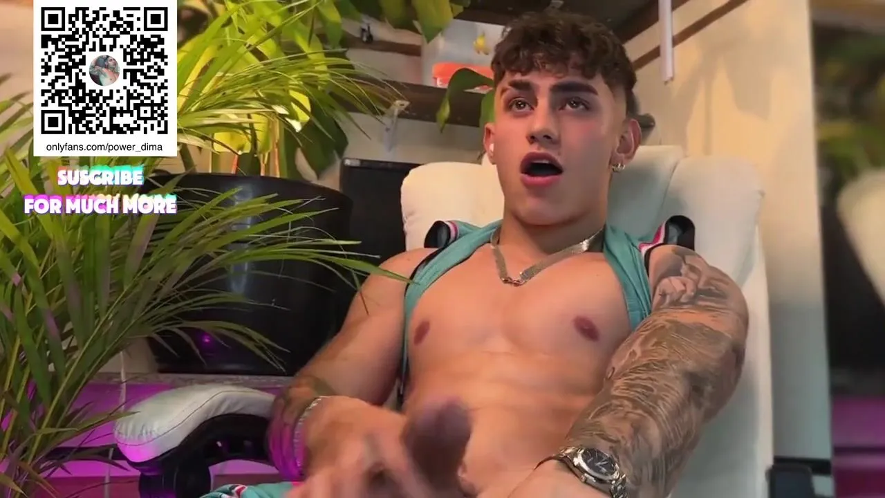 Chico de gran verga se corre en sus duros abs - GayXO.com